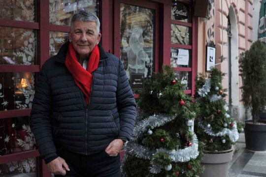 Tomislav Jovančić ispred nekadašnje Obnice sada Tre merle na Trgu pesništva u Valjevu FOTO Dragan Krunić Objektiva.rs januar 2023. godine