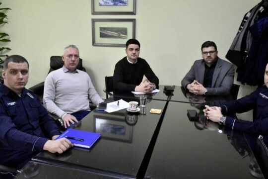 nacelnik-Kolubarskog-okruga-i-policija-PU-Valjevo-sastanak-08-02-2023-prenosi-Objektiva.rs
