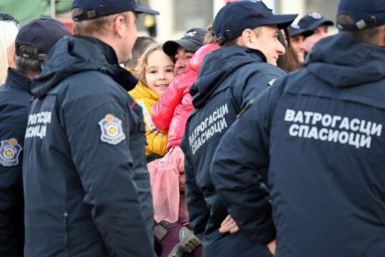 vatrogasci-spasioci-i-pas-spasilac-Zigi-stigli-iz-Turske-docek-deca-FOTO-MUP-Srbija-prenosi-Objektiva.rs-iz-Valjeva