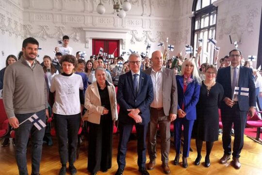 Ambasador-Finske-Kimo-Lahdevirt-u-poseti-Valjevskoj-gimnaziji-Svecana-sala-svi-i-ucenici-FOTO-Snezana-Jakovljevic-Krunic-Objektiva.rs-iz-Valjeva