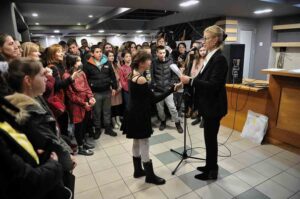 Decje-stvaralastvo-2022-17-03-2023-urucenje-nagrada-akademski slikar mr-Katarina-Marinkovic-FOTO-Dragan-Krunic-Objektiva.rs-iz-Valjeva
