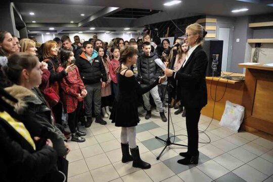Decje-stvaralastvo-2022-17-03-2023-urucenje-nagrada-akademski slikar mr-Katarina-Marinkovic-FOTO-Dragan-Krunic-Objektiva.rs-iz-Valjeva