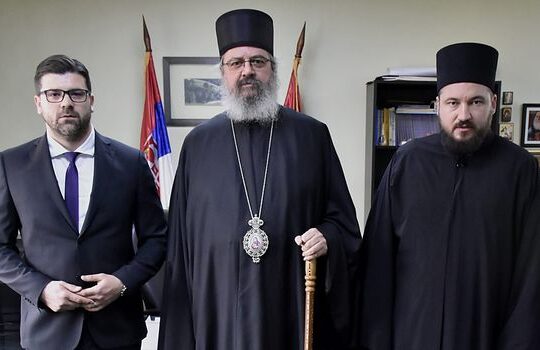 Episkop-valjevski-Gospodin-Isihije-u-poseti-nacelniku-Kolubarskog-okruga-Milosu-M-prenosi-objektiva.rs-