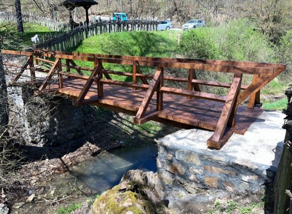 Drveni-most-obnovljen-u-Spomen-kompleksu-u-Brankovini-izmedju-biblioteke-i-porte-april-2023-prenosi-Objektiva.rs-iz-Valjeva