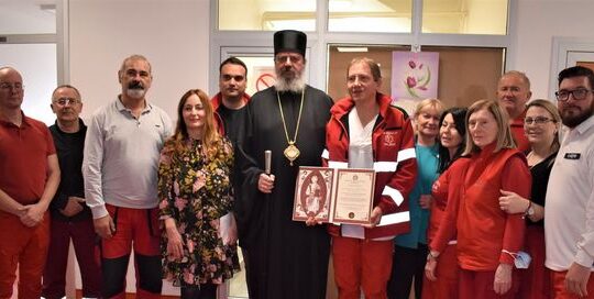 Episkop-valjevski-Gospodin-Isihije-urrucio-Gramatu-Sluzbi-hitne-medicinske-pomoci-sa-sluzbom-transporta-Doma-zdravlja-Valjevo-prenosi-Objektiva.rs