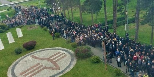 HK-Krusik-jednocasovni-strajk-upozorenja-radnici-ispred-Upravne-zgrade-april-2023-prenosi-objektiva.rs-iz-Valjeva