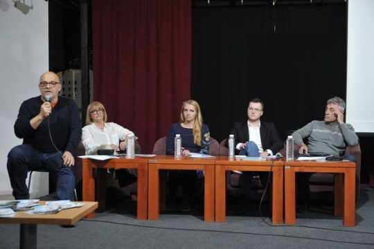 Kasni-usvajanje-Plana-kaliteta-vazduha-Grada-Valjeva-za-2022-do-2027.-Tribina-Lokalni-odgovor-NEA-RERI-FOTO-Dragan-Krunic-Objektiva.rs-iz-Valjeva-gvornici