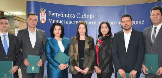 Ministarstvo-zastite-zivotne-sredine-potpisnici-ugovora-zamena-kotlarnice-u-kasarni-u-Valjevu-gradonacelnik-Valjeva-drugi-sa-desne-strane-prenosi-Objektiva.rs-iz-Valjeva