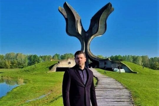 Nacelnik-Kolubarskog-okruga-Milos-Milutinovic-u-Jasenovcu-na-dan-proboja-logora-22.-aprila-2023.-godine-prenosi-Objektiva.rs-iz-Valjeva