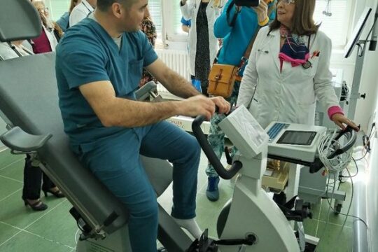 Opsta-bolnica-Valjevo-vredna-donacija-uredjaj-sa-kardio-dijagnostiku-stres-bicikl-prenosi-Objektiva.rs-iz-Valjeva-april-2023.