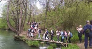 FOTO IZVOR PSD-Magles-akcija-za-gradjane-Valjevce-učenici OŠ Sestre Ilić 22-04-2023-prenosi-Objektiva.rs-iz-Valjeva