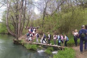 FOTO IZVOR PSD-Magles-akcija-za-gradjane-Valjevce-učenici OŠ Sestre Ilić 22-04-2023-prenosi-Objektiva.rs-iz-Valjeva