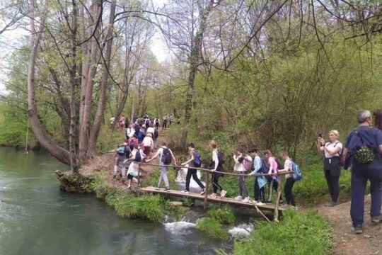 FOTO IZVOR PSD-Magles-akcija-za-gradjane-Valjevce-učenici OŠ Sestre Ilić 22-04-2023-prenosi-Objektiva.rs-iz-Valjeva