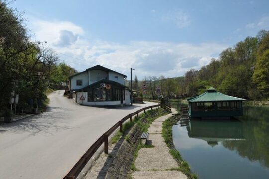 Ulica-Prve-brazde-uz-reku-Gradac-iznad-brane-splav-Valjevo-FOTO-Dragan-Krunic-Objektiva.rs-iz-Valjeva