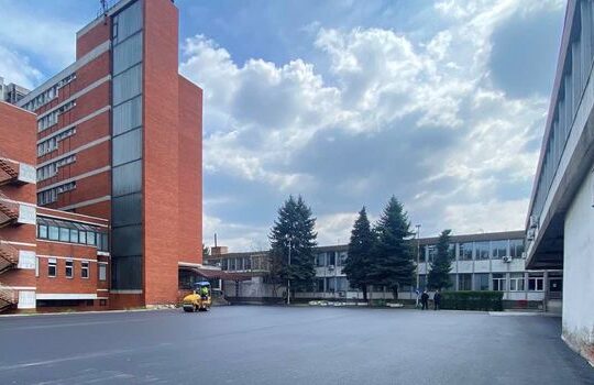asfaltiran-parking-u-Opstoj-bolnici-Valjevo-izvodac-radova-Preduzece-za-puteve-prenosi-Objektiva.rs-iz-Valjeva
