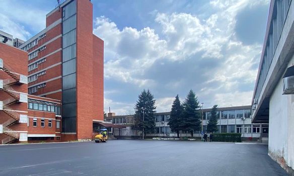 asfaltiran-parking-u-Opstoj-bolnici-Valjevo-izvodac-radova-Preduzece-za-puteve-prenosi-Objektiva.rs-iz-Valjeva