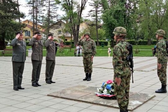 9.-maj-Dan-pobede-nad-fasizmom-polozeni-venci-na-vecni-plamen-u-Spomen-parku-na-Petom-puku-u-Valjevu-prenosi-Objektiva.rs-iz-Valjeva