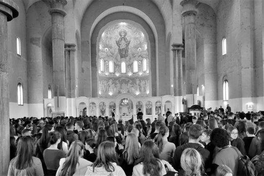 Molitveni-skup-za-nastadale-u-Beogradu-i-Mladenovcu-u-Sabornom-Hramu-u-Valjevu-Foto-SMM-crno-bela-Objektiva.rs-iz-Valjeva