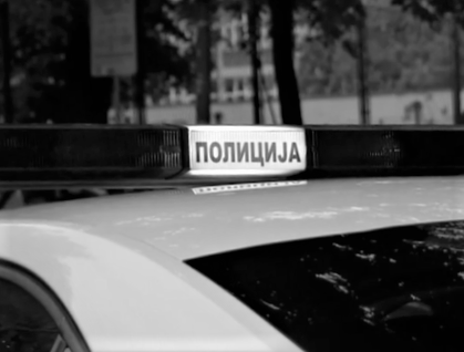 Znak policija na vozilu MUP Srbija prenosi Objektiva.rs iz Valjeva