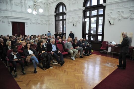 Profesor-dr-Miodrag-Loma-predavanje-Biblija-i-knjizevnost-u-Valjevskoj-gimnaziji-u-svecanoj-sali-FOTO-Dragan-Krunic-Objektiva.rs-iz-Valjeva
