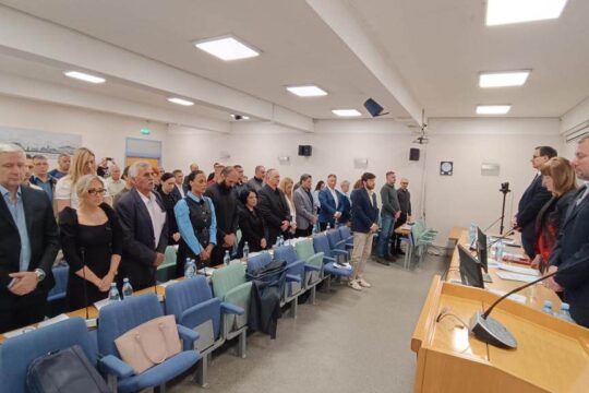 Skupstina-grada-Valjeva-9.-maja-2023.-pocela-minutom-cutanja-tragedije-u-OS-Vladislav-Ribnikar-u-Beogradu-i-u-Mladenovcu-prenosi-Objektiva.rs-iz-Valjeva