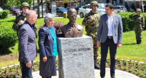 Valjevo-vesti-Objektiva.rs-Foto-SCM2-otkrivena-spomen-bista-Stojadinu-Mirkovicu-park-Jadar-porodica-i-gradonacelnik-17.-maj-2023.