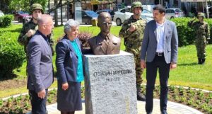 Valjevo-vesti-Objektiva.rs-Foto-SCM2-otkrivena-spomen-bista-Stojadinu-Mirkovicu-park-Jadar-porodica-i-gradonacelnik-17.-maj-2023.