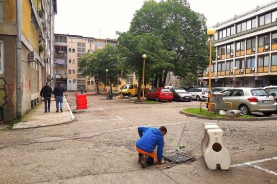 Valjevo-vesti-Objektiva.rs-parking-iza-Suda-Ulica-vojvode-Misica-asfaltiranje-maj-2023.-FOTO-Snežana-Jakovljević-Krunić