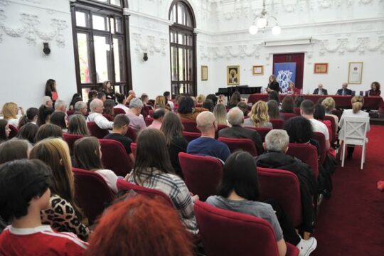Valjevo-vesti-objektiva.rs-FOTO-Dragan-Krunic-16-05-2023-Valjevska-gimnazija-srednjoskolska-nagrada-Desanka-Maksimovic-publika-Svecana-sala