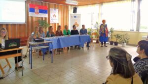 Valjevo-vesti-Objektiva.rs-Foto-Snezana-Jakovljevic-Krunic-OS-Andra-Savcic-tim-Erasmus-projekat-pedagog-Milica-Vojic-Markovic-stoji-a