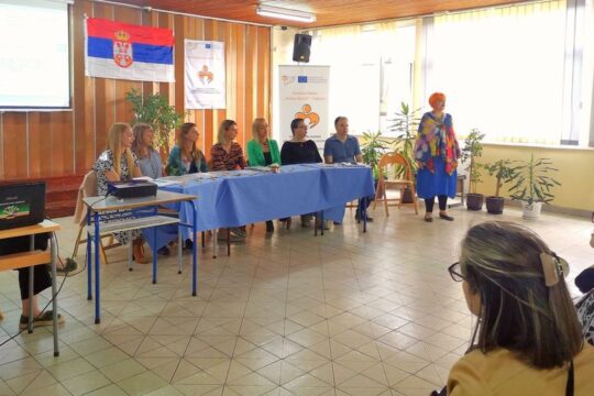 Valjevo-vesti-Objektiva.rs-Foto-Snezana-Jakovljevic-Krunic-OS-Andra-Savcic-tim-Erasmus-projekat-pedagog-Milica-Vojic-Markovic-stoji-a