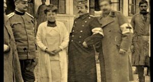 Slikarka Nadežda Petrović u ratnoj vojnoj bolnici sa lekarima poslednja njena fotografija nastala u proleće 1915. godine istraživanje profesor dr Vladimir Krivošejev prenosi Objektiva.rs vesti Valjevo Kolubarski region News Serbie možda FOTO dr Arius Van Tinhoven