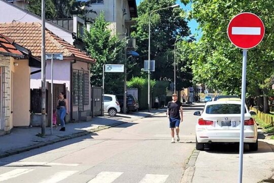 Valjevo-vesti-Gradska-uprava-jednosmeran-deo-Ulice-Vlade-Danilovica-od-Panticeve-do-Zeleznicke-jul-2023.-prenosi-Objektiva.rs