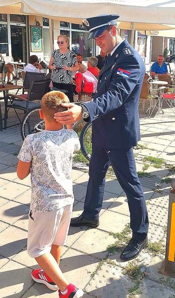 Projekat-Zajedno-i-bezbedno-kroz-detinjstvo-Policajac-i-ucenik-18-09-2023-FOTO-MUP-Policijska-uprava-Valjevo-prenosi-Objektiva.rs-vesti-News