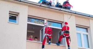 Deda-mraz-sa-krova-GSS-i-speleolozi-FOTO-Zdravstveni-centar-Valjevo-bolnica-26-12-2023-prenosi-Objektiva.rs-vesti-VA-1
