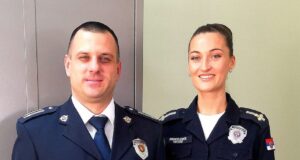nacelnik-saobracajne-policije-Predrag-Radosavljevic-i-oficir-policije-Nada-Nikolic-29-12-2023-FOTO-Objektiva.rs-vesti-Valjevo