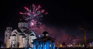 FOTO-Dragan-Krunic-Objektiva.rs-vesti-vatromet-na-Badnje-vece-6-1-2024-pri-Hramu-Vaskrsenja-Hristovog-u-Valjevu