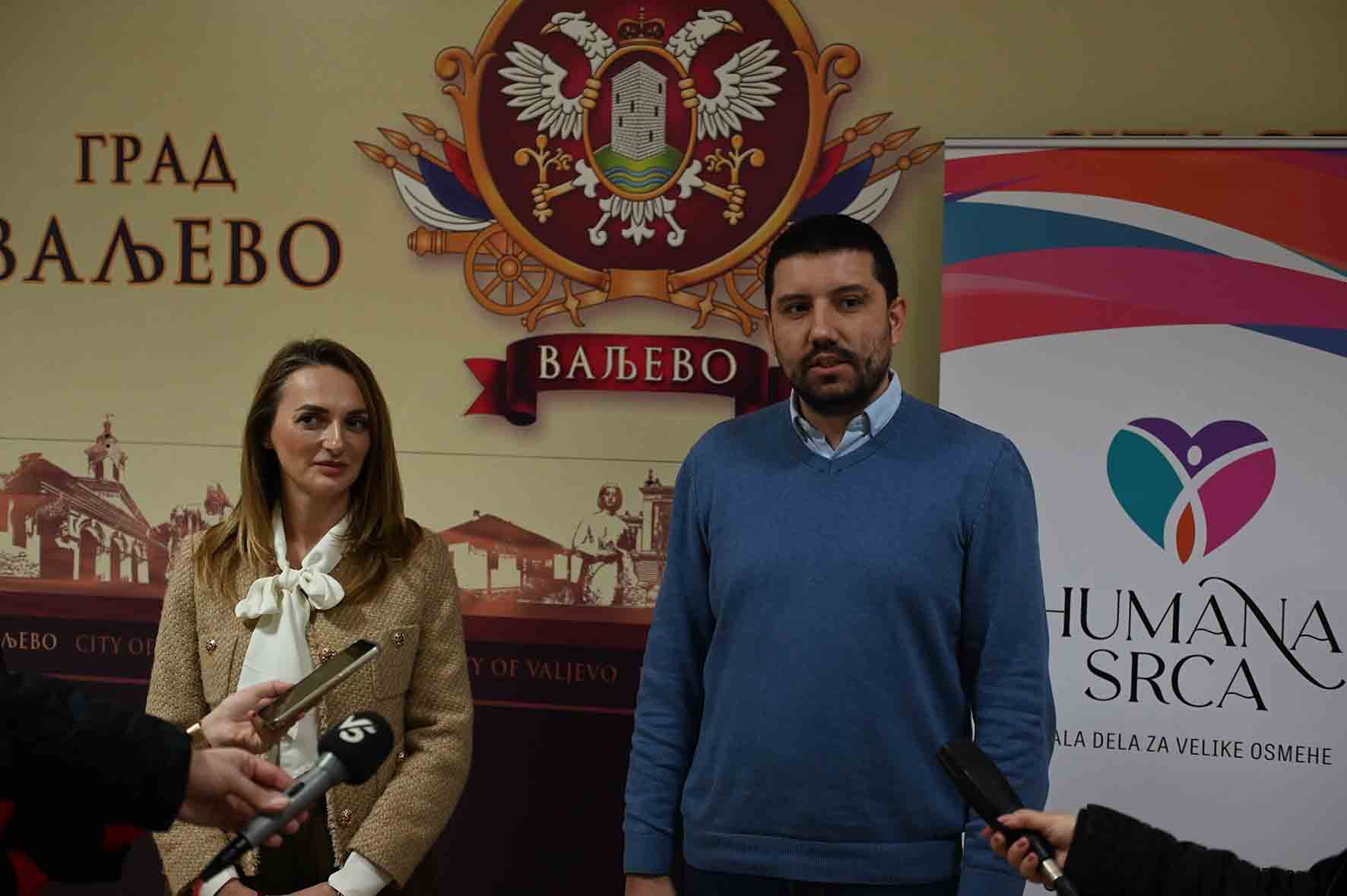 Gradonacelnik-Lazar-Gojkovic-urucenje-hranilica-za-bebe-izjava-FOTO-Dragan-Krunic-Objektiva.rs-vesti-Valjevo
