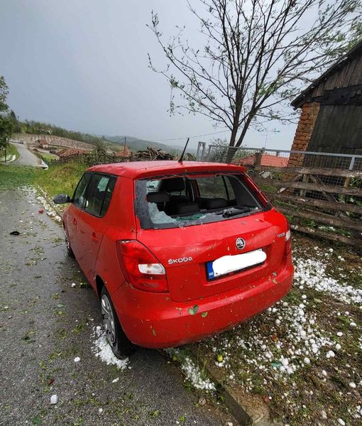 Autor-fotografije-Milica-Petrovic-selo-Sirdija-FOTO-IZVOR-Opstina-Osecina-nevreme-unistilo-auto-22-06-2024-prenosi-Objektiva.rs-vesti-Valjevo-News-Serbie-kolubarski-region