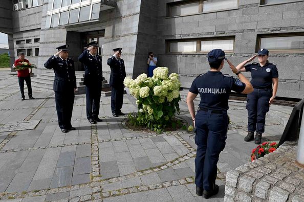 Dan-policije-polaganje-venaca-na-spomen-plocu-ispred-PU-Valjevo-22-06-2024-FOTO-Dragan-Krunic-Objektiva-vesti-kolubarski-region-News-Serbie