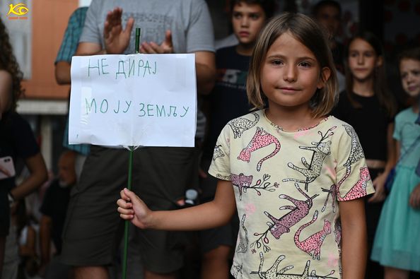 Ne-diraj-moju-zemlju-poruka-deteta-sa-skupa-u-Valjevu-protiv-rudarenja-litijuma-u-Srbiji-FOTO-Dragan-Krunic-Objektiva.rs-vesti-Valjevo-kolubarski-region-News-Serbie-07-2024