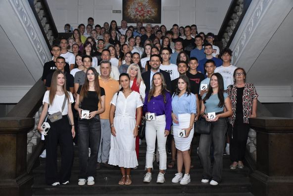 Urucenje-nagrada-najboljim-ucenicima-FOTO-IZVOR-Info-sluzba-Grada-Valjeva-Autor-foto-Zeljko-Boskovic-12-08-2024-prenosi-Objektiva.rs-vesti-kolubarski-region-News-Serbie