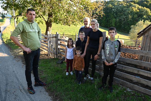 FOTO-Dragan-Krunic-Objektiva.rs-vesti-Valjevo-kolubarski-region-News-Serbie-EU-10.-2024.-porodica-Gavrilovic-iz-Beomuzevica-psi-lutalice-sakali-zaklali-ovce