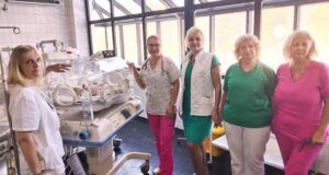 FOTO-IZVOR-ZC-Valjevo-Nedelja-dojenja-neonatolozi-i-sestre-kraj-bebe-u-izoleti-10-2024-prenosi-Objektiva.rs-vesti-kolubarski-region-News-Serbie