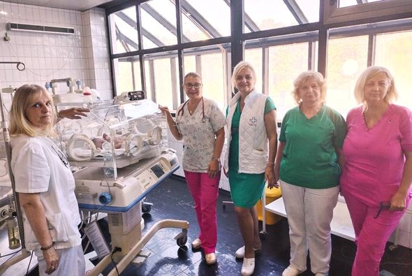 FOTO-IZVOR-ZC-Valjevo-Nedelja-dojenja-neonatolozi-i-sestre-kraj-bebe-u-izoleti-10-2024-prenosi-Objektiva.rs-vesti-kolubarski-region-News-Serbie