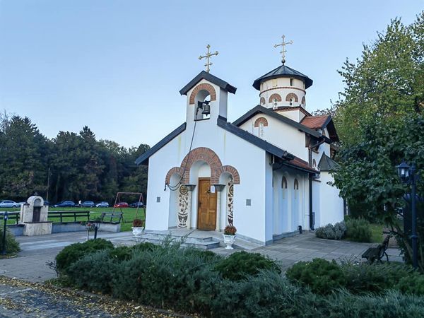 Hram-Svetog-Kozme-i-Damnjana-u-krugu-valjevske-bolnice-FOTO-SJK-10-2024-prenosi-Objektiva.rs-vesti-Valjevo-News-Serbie