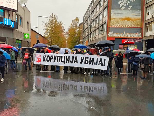 FOTO-Nemanja-Jakovljevic-akcija-u-Valjevu-Zastani-Srbijo-15-minuta-za-15-zrtava-Svanuce-22-11-2024-prenosi-Objektiva.rs-vesti-kolubarski-region-News-Serbie-Balkan-EUrope