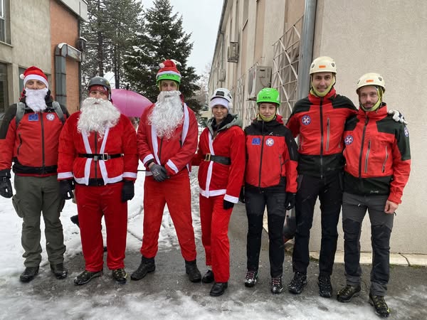 FOTO-Dragan-Krunic-Objektiva.rs-vesti-News-Serbie-kolubarski-region-24-12-2024-Gorska-sluzba-spasavanja-akcija-Deda-Mraz-sa-krova-u-ZC-Valjevo