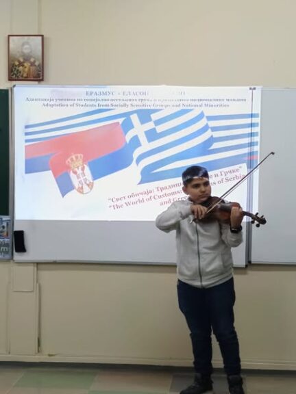 FOTO-IZVOR-Zeljka-Vidic-Ogledni-cas-violinista-OS-Andra-Savcic-i-Grcka-projekat-Erasmus-16-12-2024