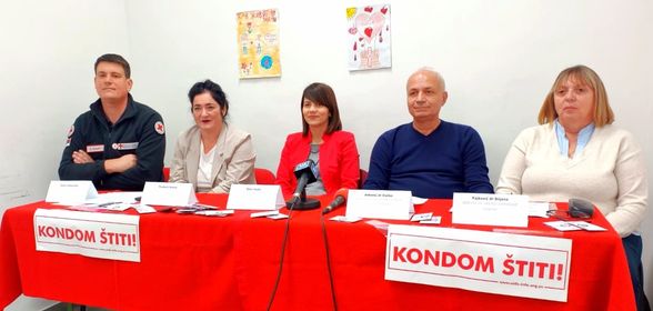 FOTO-IzvOR-Crveni-krst-Valjevo-Aca-Tomic-Vesna-profesorka-dr-Dule-dr-Biljana-Valjevo-Svetski-AIDS-dan-2024-prenosi-Objektiva.rs-vesti-kolubarski-region-News-Serbie-EU